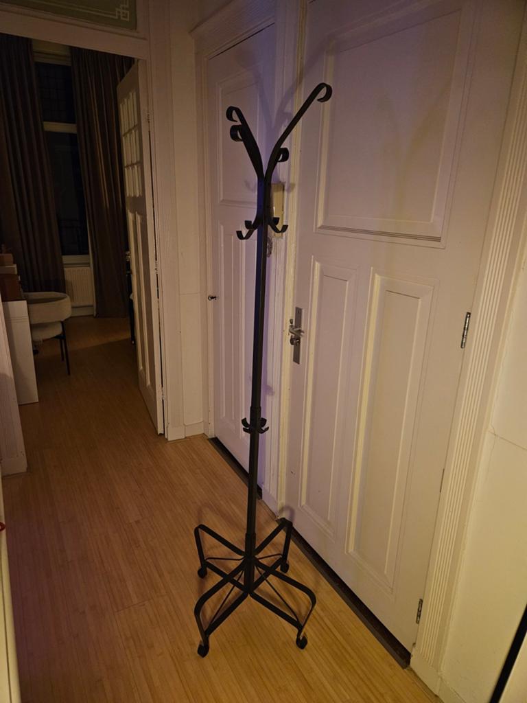 Zwarte metalen staande kapstok van IKEA, Huis en Inrichting, Woonaccessoires | Kapstokken, Ophalen, Gebruikt, Metaal, Staande kapstok