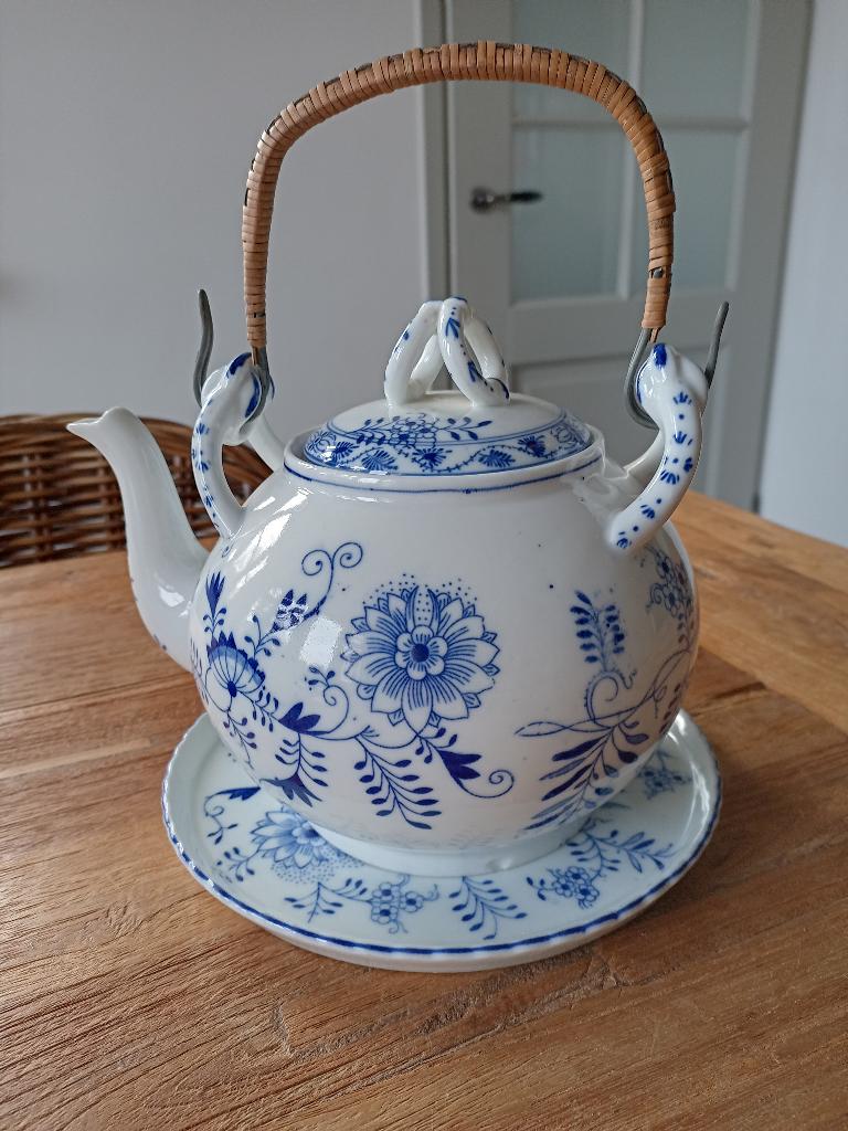 Set antieke chocoladekan L. Regout + onderbord Zwiebelmuster, Antiek en Kunst, Antiek | Servies los, Ophalen of Verzenden