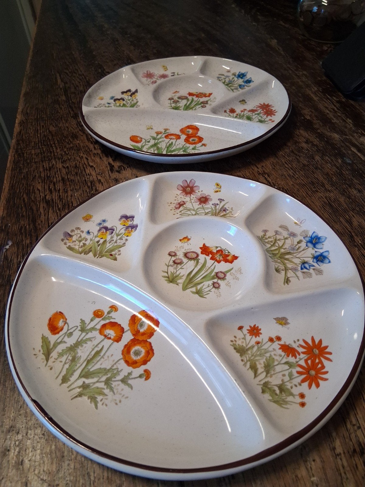 Borden- Jaren 70 Wilde bloemenmotief, Ophalen of Verzenden, Zo goed als nieuw, Overige stijlen, Bord(en)