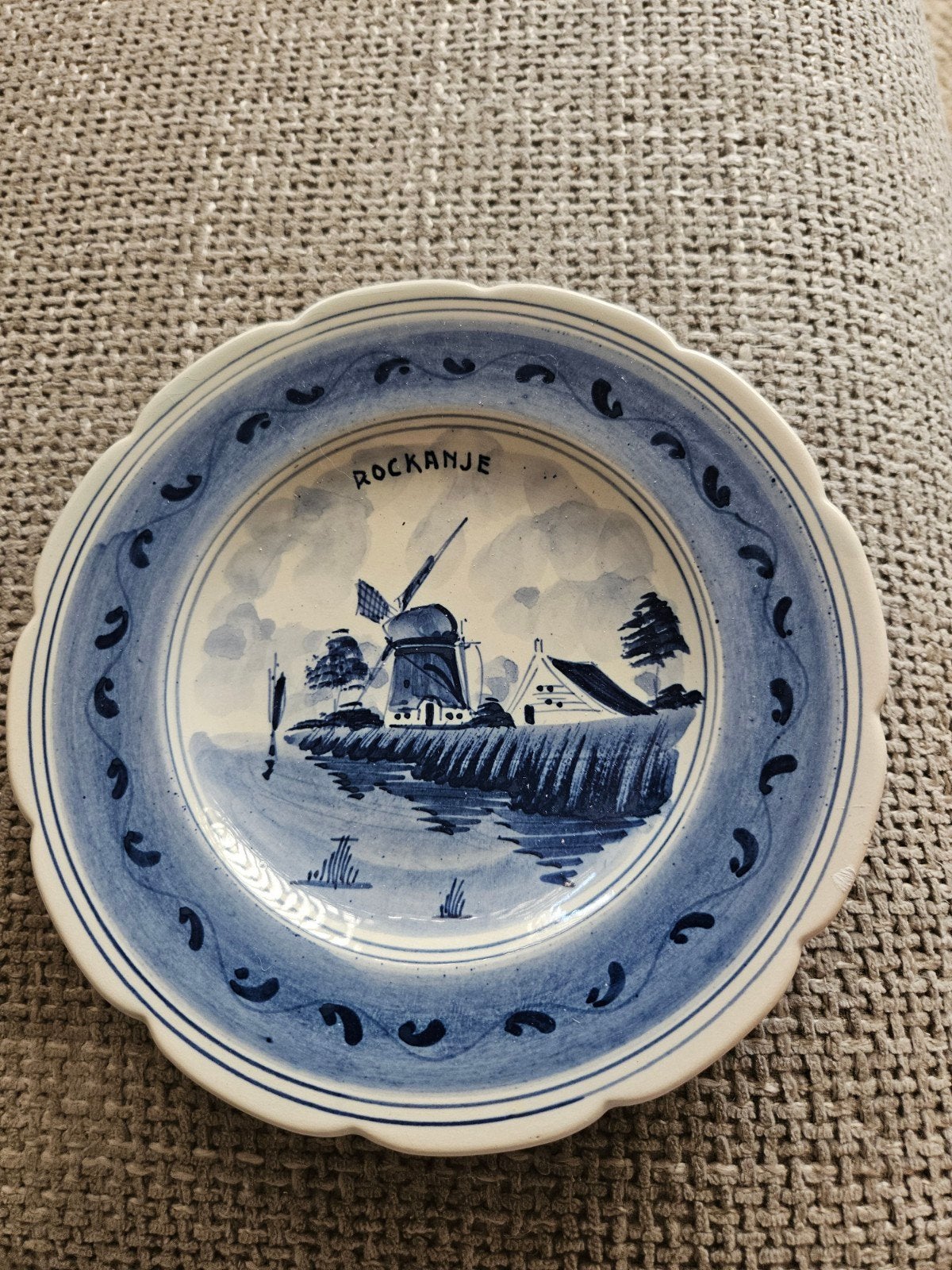 Delfts Blauw bordje "Rockanje" - Handbeschilderd, Antiek en Kunst, Antiek | Wandborden en Tegels, Ophalen of Verzenden