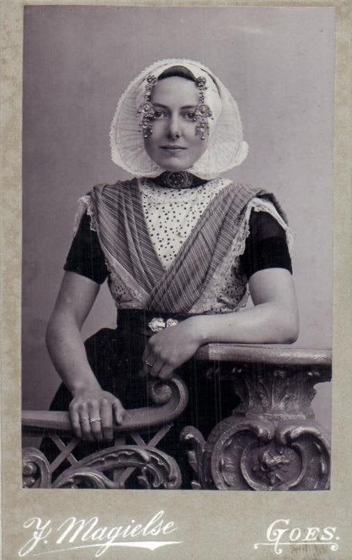 CDV - Fraai Zeeuwse Dracht - J. Machielse - Goes, Gebruikt, Foto, Klederdracht, Ophalen of Verzenden