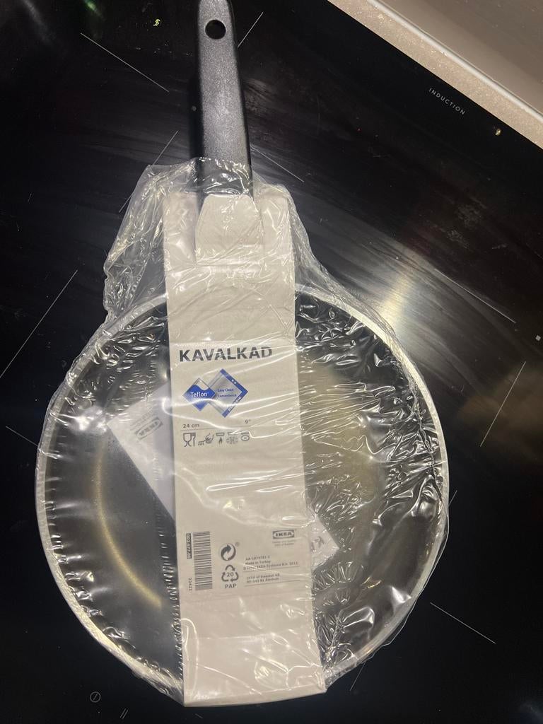 IKEA KAVALKAD Koekenpan 24 cm - Nieuw met Teflon coating, Ophalen, Inductieplaat, Koekenpan of Braadpan, Nieuw
