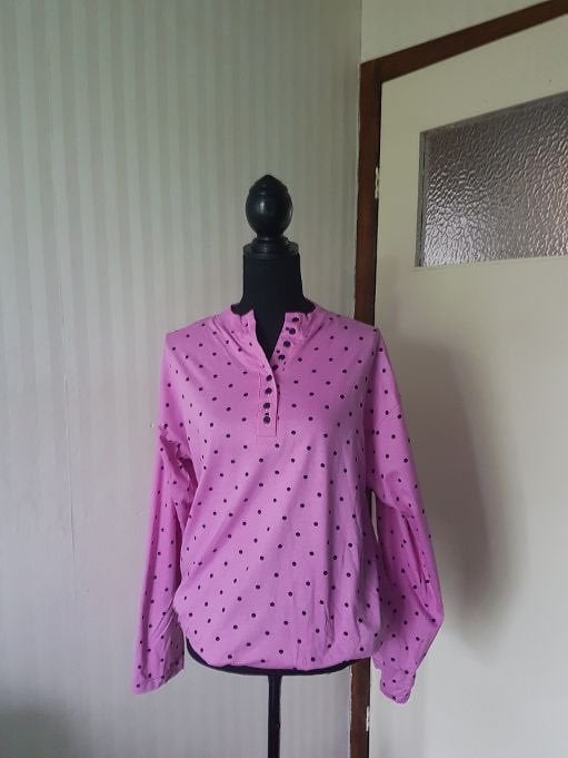 Nieuw. Leuke lila polkadot top met zwarte stippen 46 xl, Verzenden, Paars, Maat 46/48 (XL) of groter, Nieuw