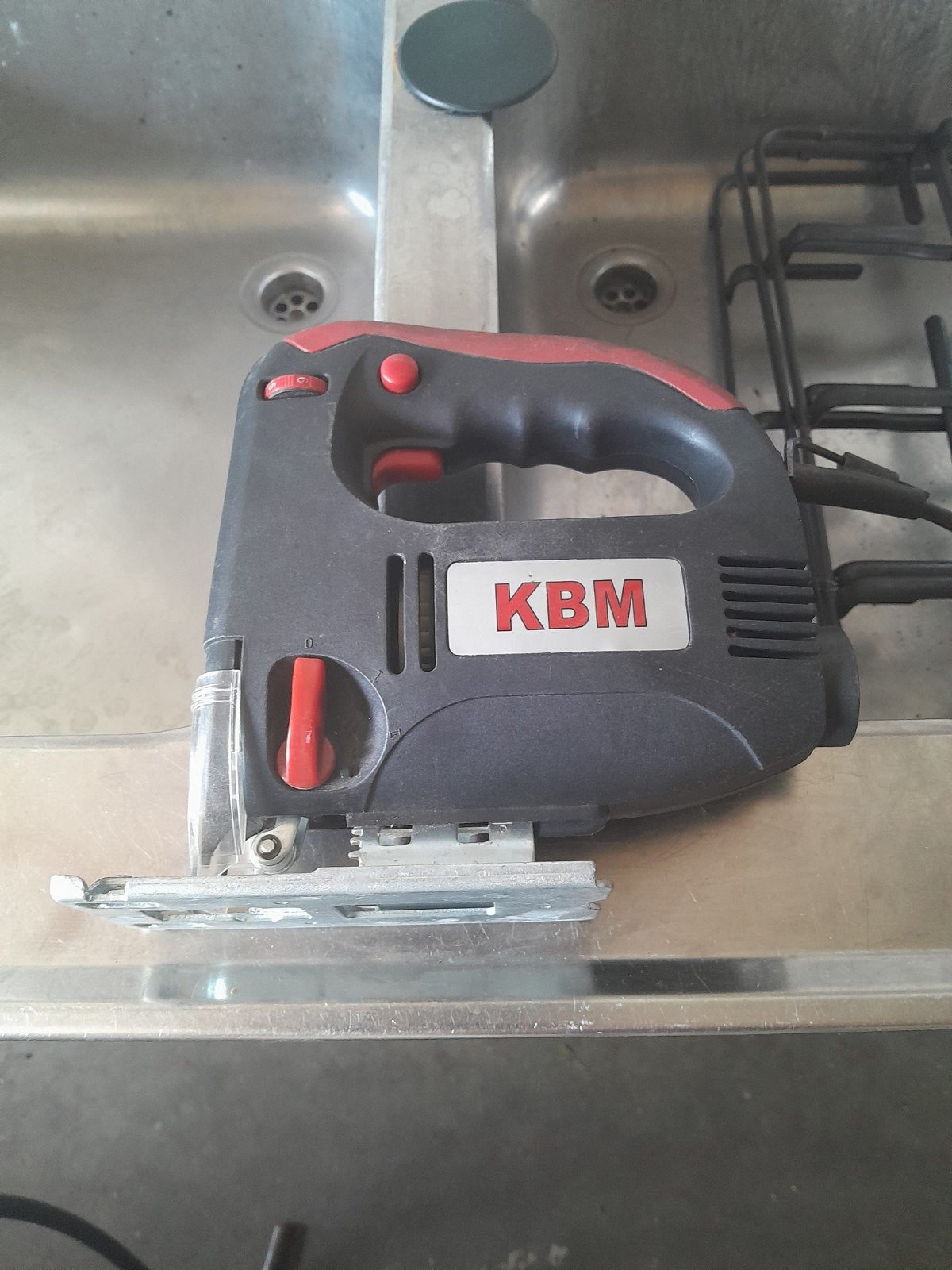 KBM decoupeerzaag, Doe-het-zelf en Verbouw, Ophalen, Zo goed als nieuw, 1200 watt of meer, Decoupeerzaag
