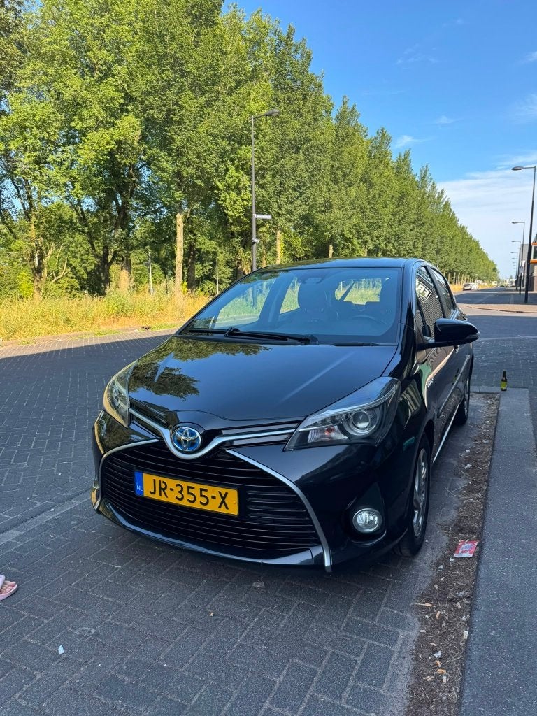 Toyota Yaris 1.5 HSD 55KW 5DRS 2016 Zwart, Auto's, Toyota, 1497 cc, 4 cilinders, Leder en Stof, Origineel Nederlands
