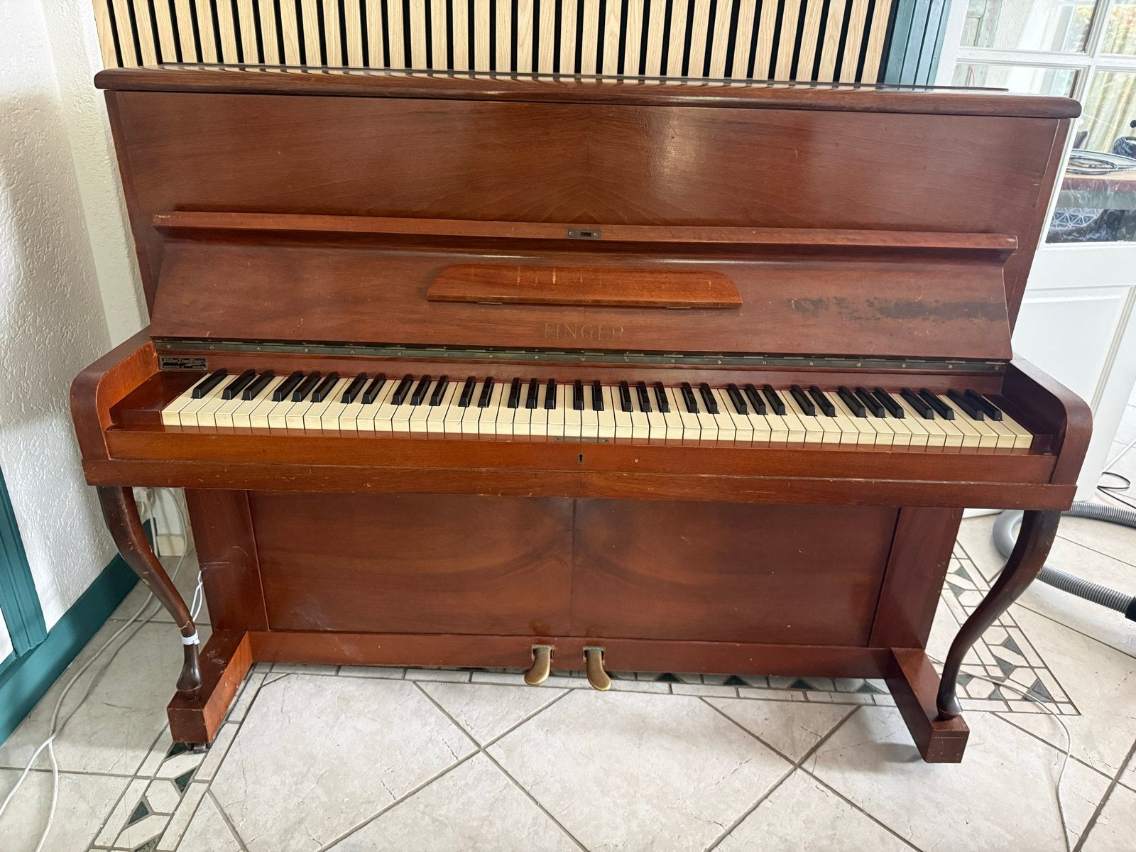 Piano met gebroken sierpoot en krassen, klinkt goed, Muziek en Instrumenten, Piano's, Ophalen, Gebruikt, Bruin, Piano