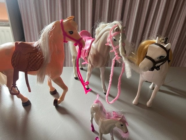Barbie paarden set: 3 grote en 1 kleine, Ophalen of Verzenden, Gebruikt, Barbie