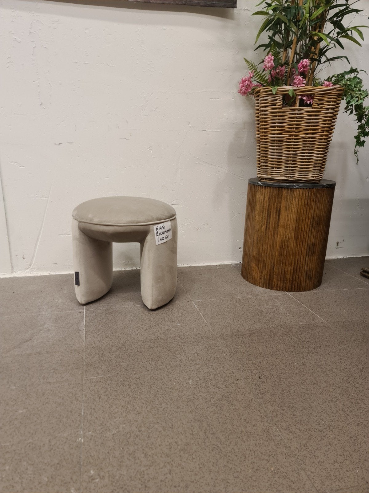 nieuwe Richmond Fargo khaki velvet poef hocker €145, Huis en Inrichting, Banken | Voetenbanken en Poefen, Ophalen, Minder dan 50 cm