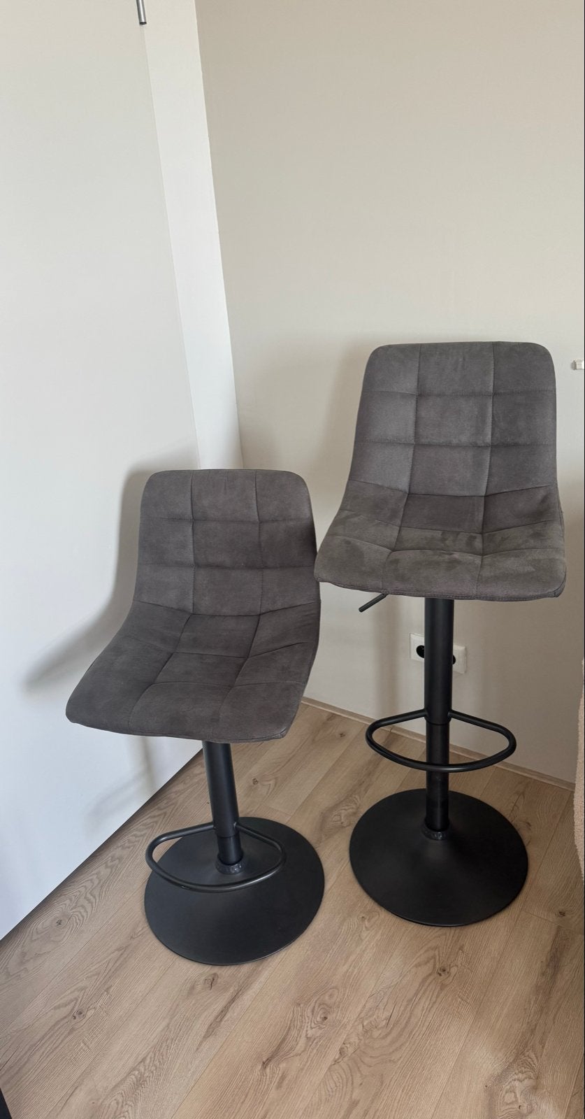 2x Verstelbare barstoelen - antraciet grijs, Huis en Inrichting, Barkrukken, Ophalen, In hoogte verstelbaar, 60 tot 90 cm, Zo goed als nieuw