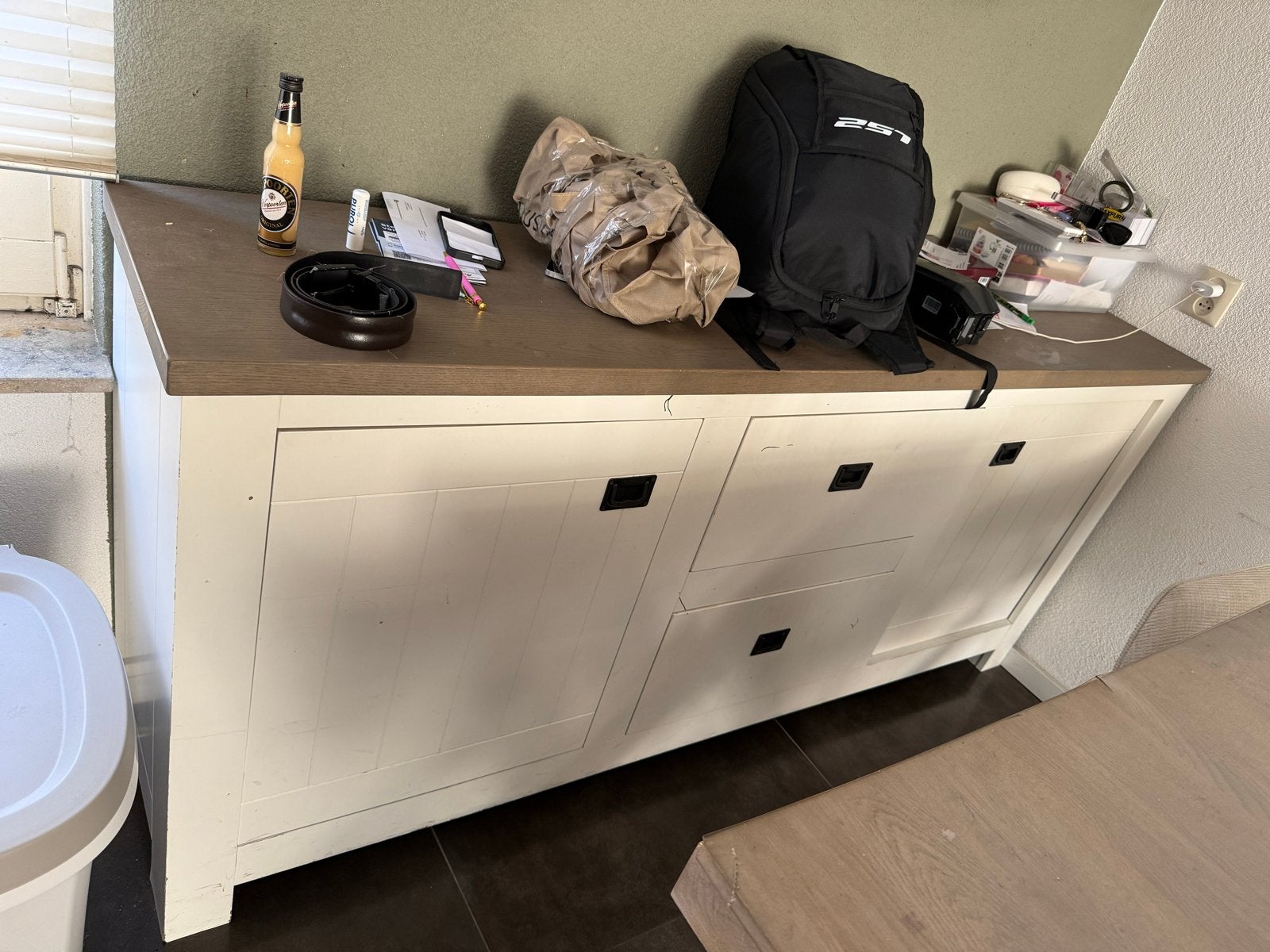 Witte kast met houten blad en zwarte handgrepen, Ophalen, Gebruikt, 150 tot 200 cm, Met lade(s)