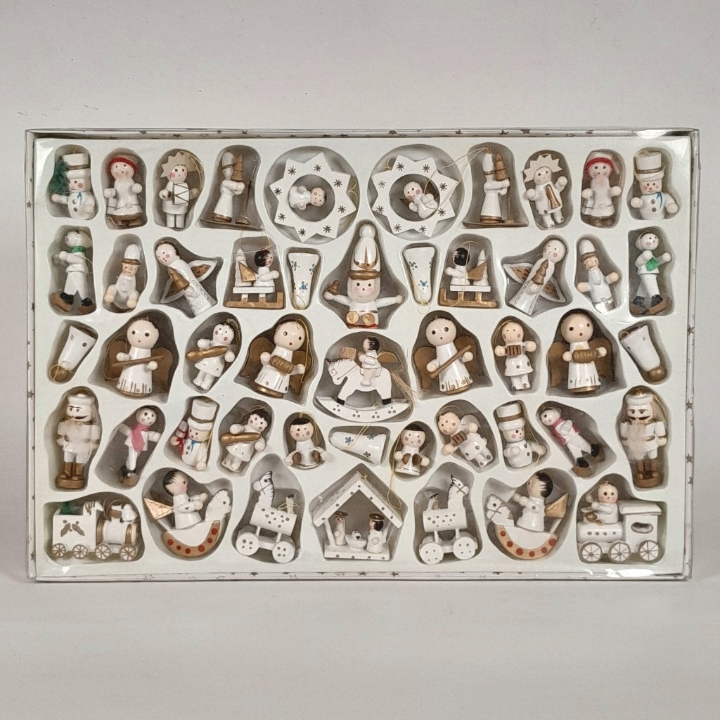 Doos met 48 houten kerstfiguurtjes - kersthangers hout wit, Diversen, Ophalen of Verzenden, Zo goed als nieuw
