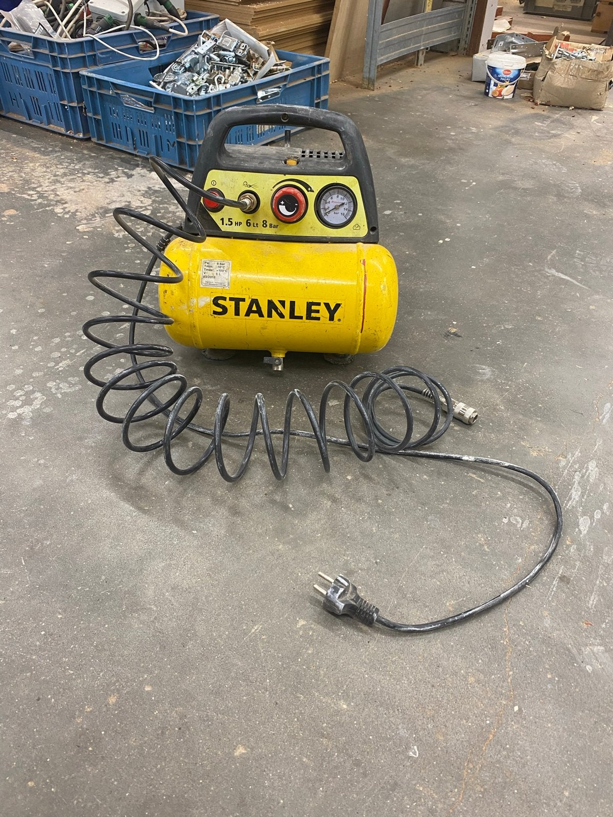 Stanley Luchtcompressor 1.5 PK 6L 8 Bar, Gebruikt, 6 tot 10 bar, Ophalen of Verzenden, Minder dan 200 liter/min