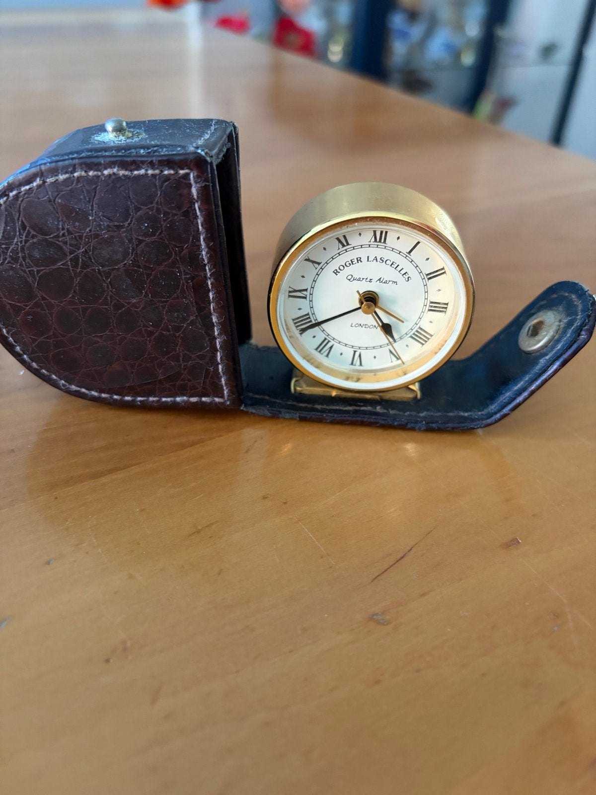 Roger Lascelles reiswekker in leren etui, Goud, Analoog, Werkt op batterijen, Ophalen of Verzenden