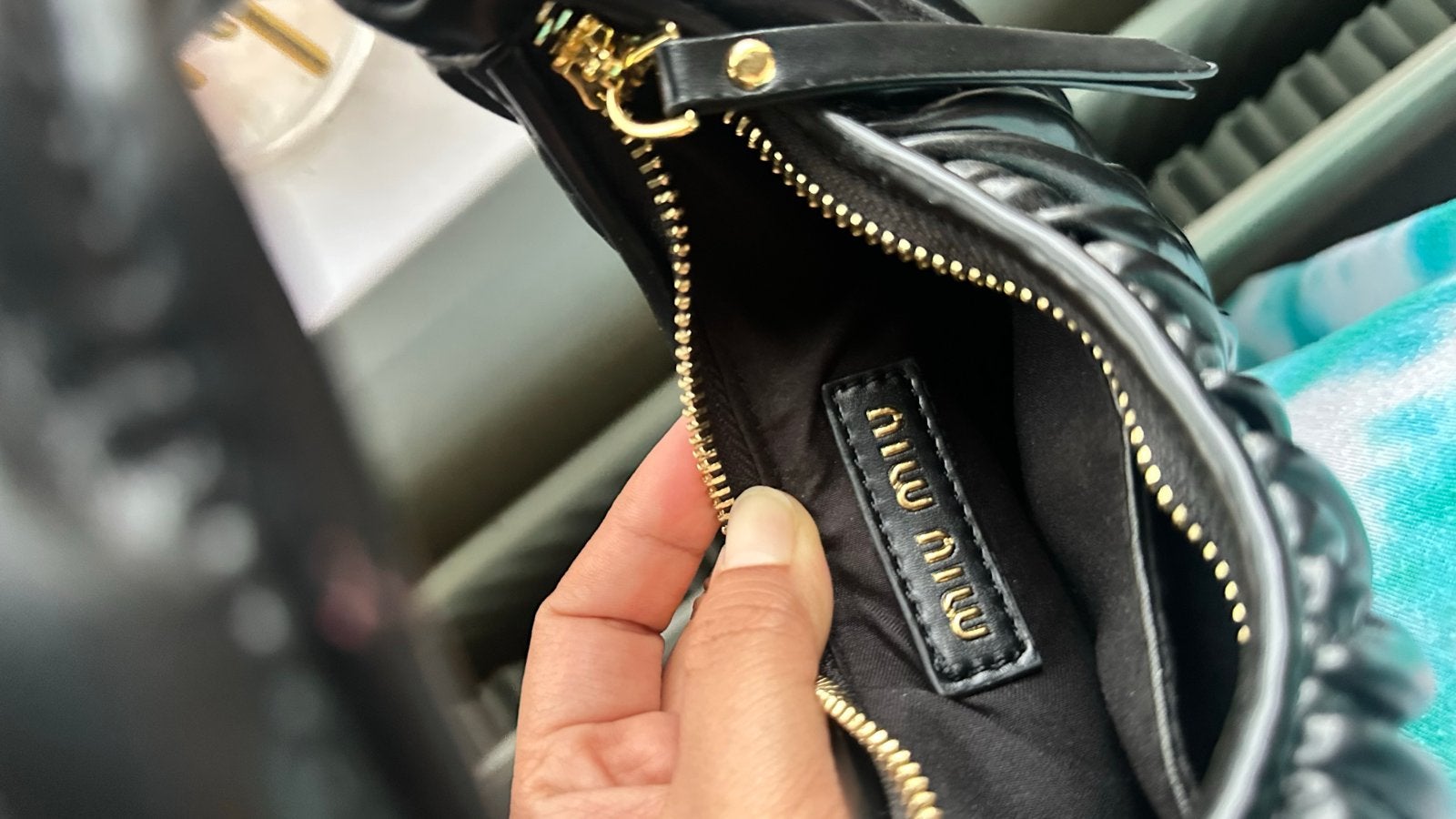 Miu Miu Hobo Tas Zwart - Nooit Gebruikt, Sieraden, Tassen en Uiterlijk, Tassen | Damestassen, Ophalen of Verzenden, Nieuw, Zwart