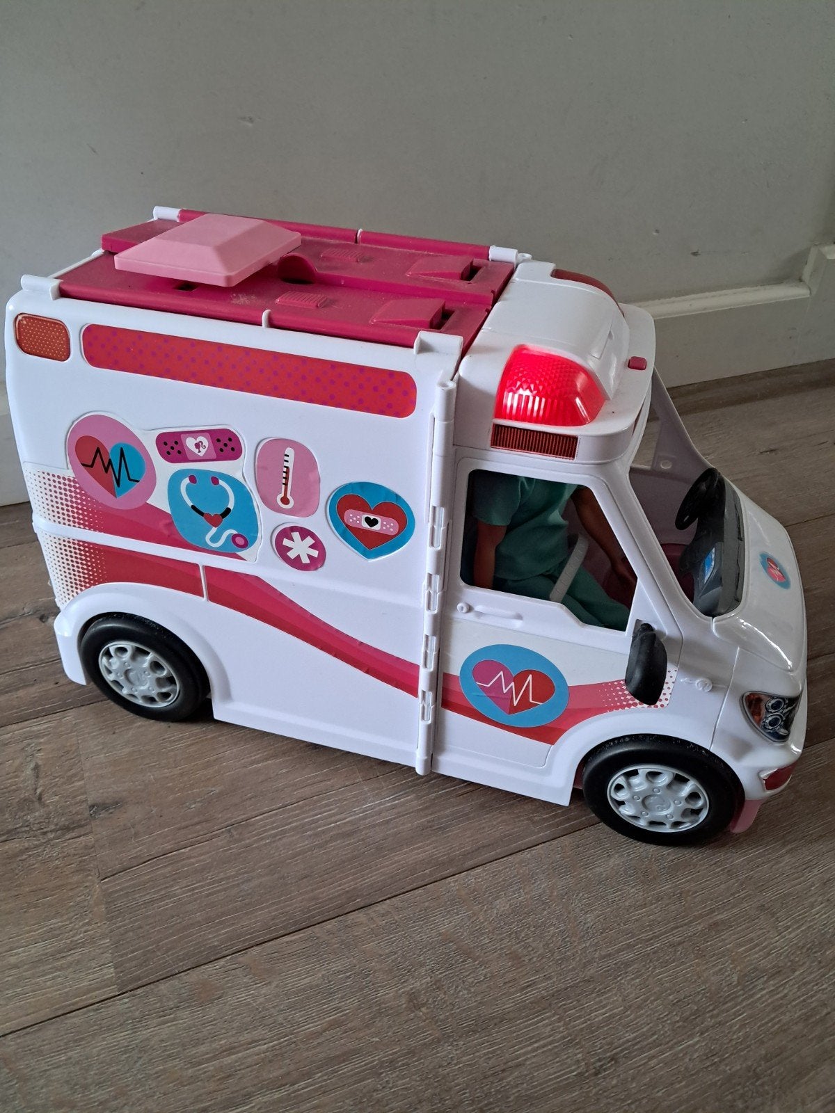 Barbie ambulance met 2 barbie poppen geluid en licht, Ophalen, Gebruikt, Barbie