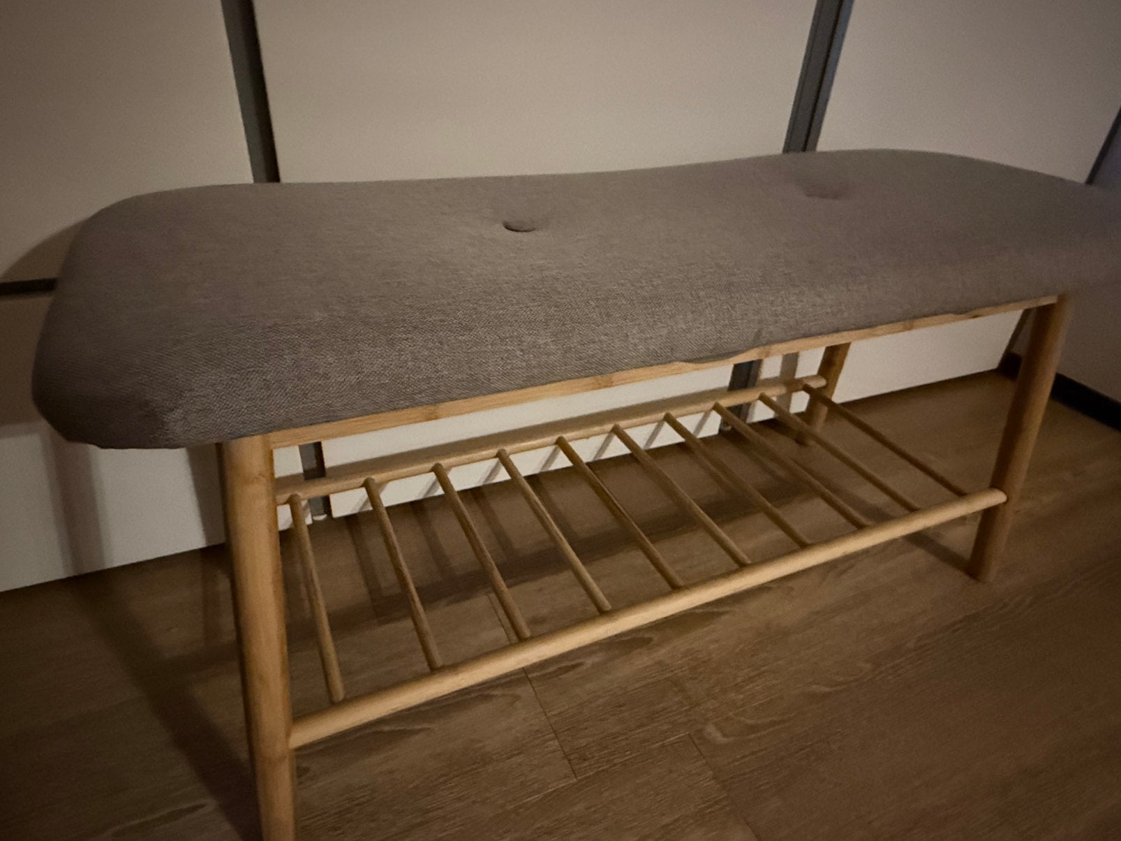Mooie brede zitkruk met grijze bekleding(90 cm breed), Ophalen of Verzenden, Zo goed als nieuw, Hout