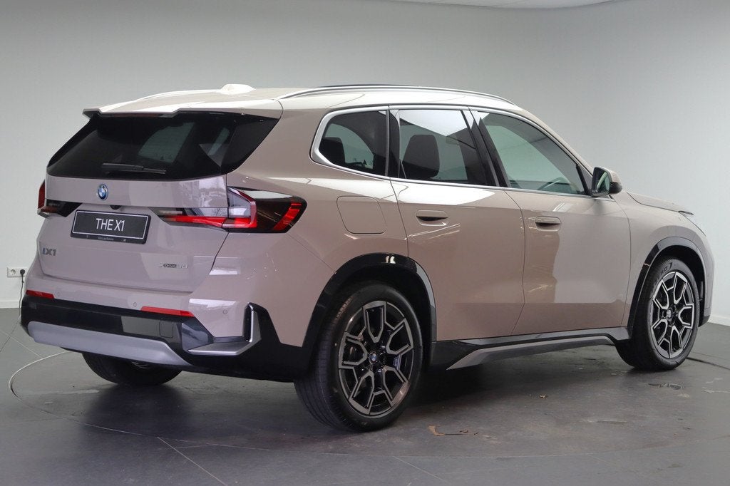 BMW iX1 xDrive30 xLine / Panoramadak / Adaptieve LED / Achte, Auto's, BMW, Automaat, Lederen bekleding, Zwart, Leder