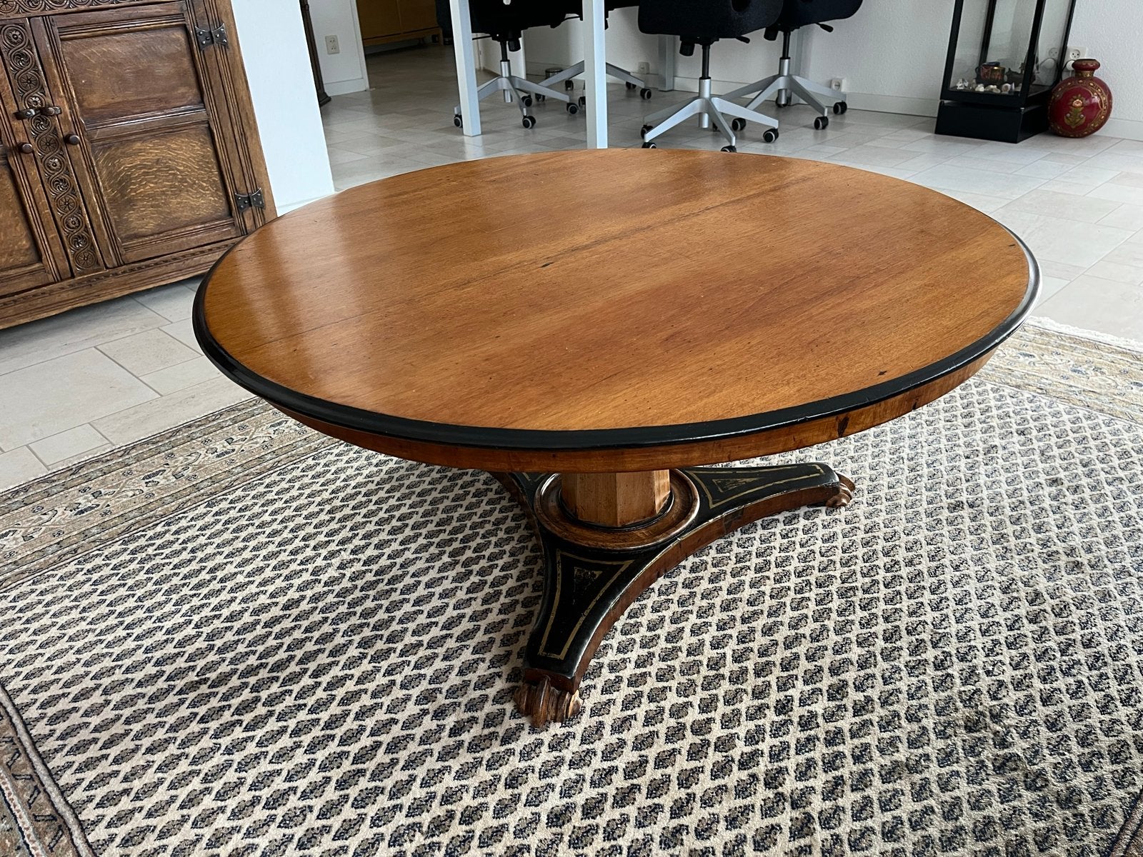 Ronde salontafel van mahoniehout met zwart detail, Ophalen