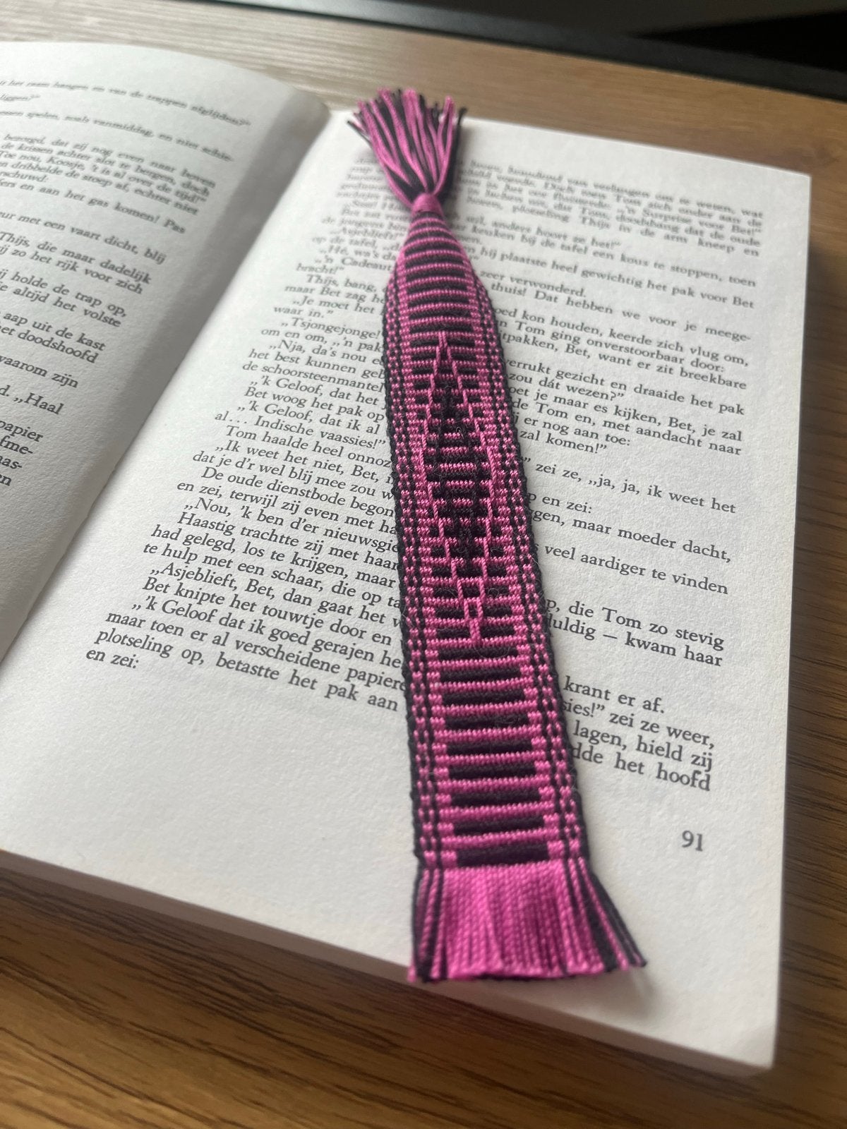 Hand geweven Roze en Zwarte Boekenlegger, Verzenden, Nieuw, Overige onderwerpen