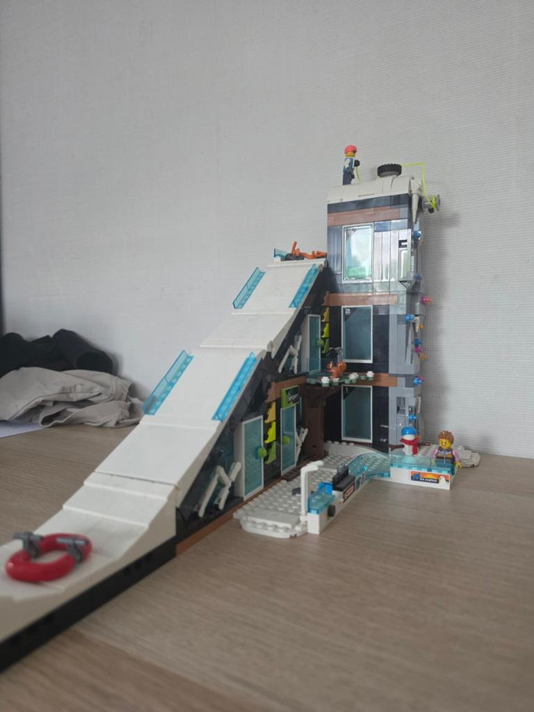 LEGO City 60366 Ski- en Snowboardcentrum, Ophalen of Verzenden, Zo goed als nieuw, Overige merken