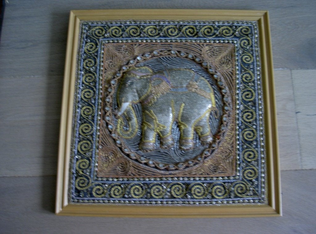 Thailand doek met relief , opgespannen en in lijst. kan zo a, Antiek en Kunst, Ophalen of Verzenden