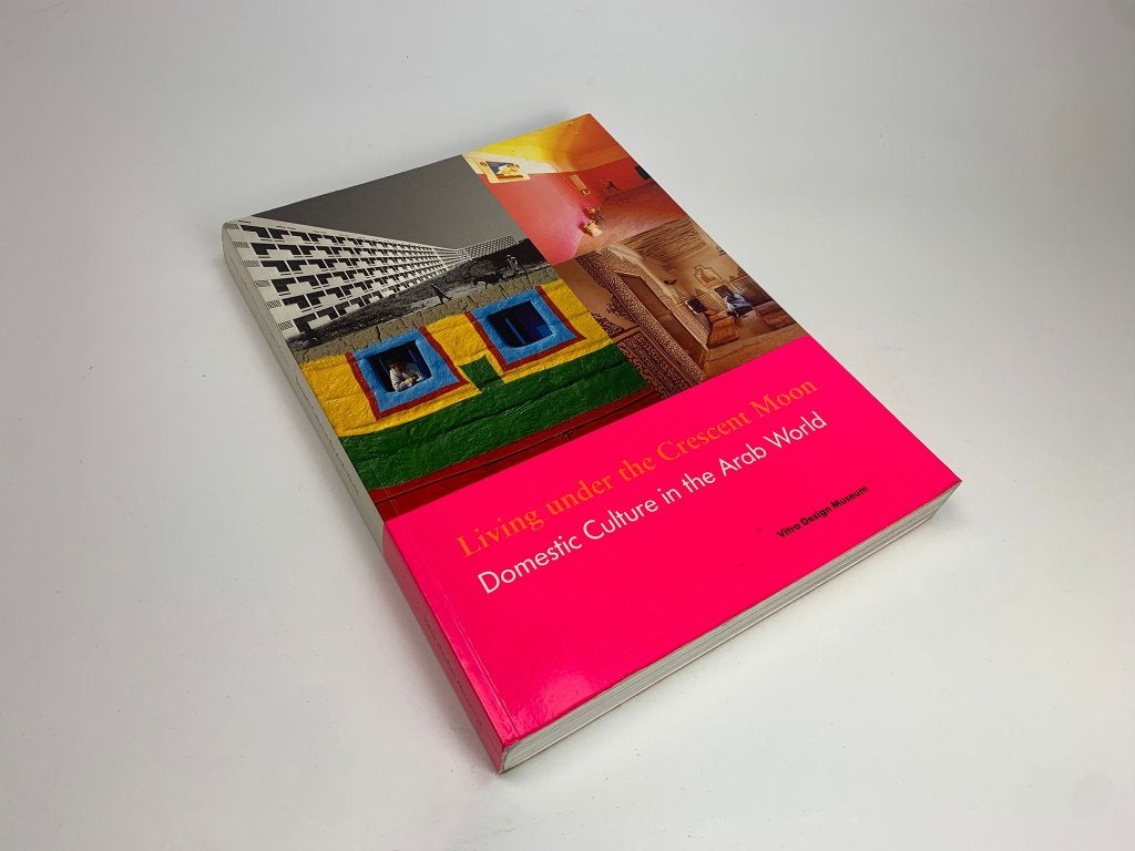 Living Under the Crescent Moon, Gelezen, Ophalen of Verzenden, Architectuur algemeen, Peter Noever