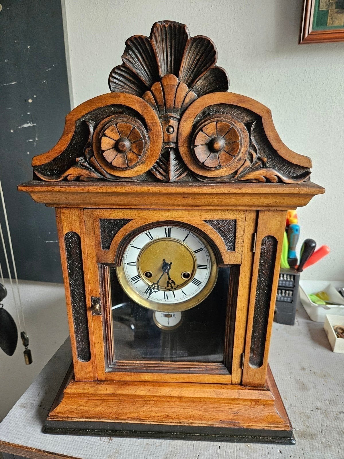 Tafel klok gustav bekker met losse kuif, Ophalen of Verzenden