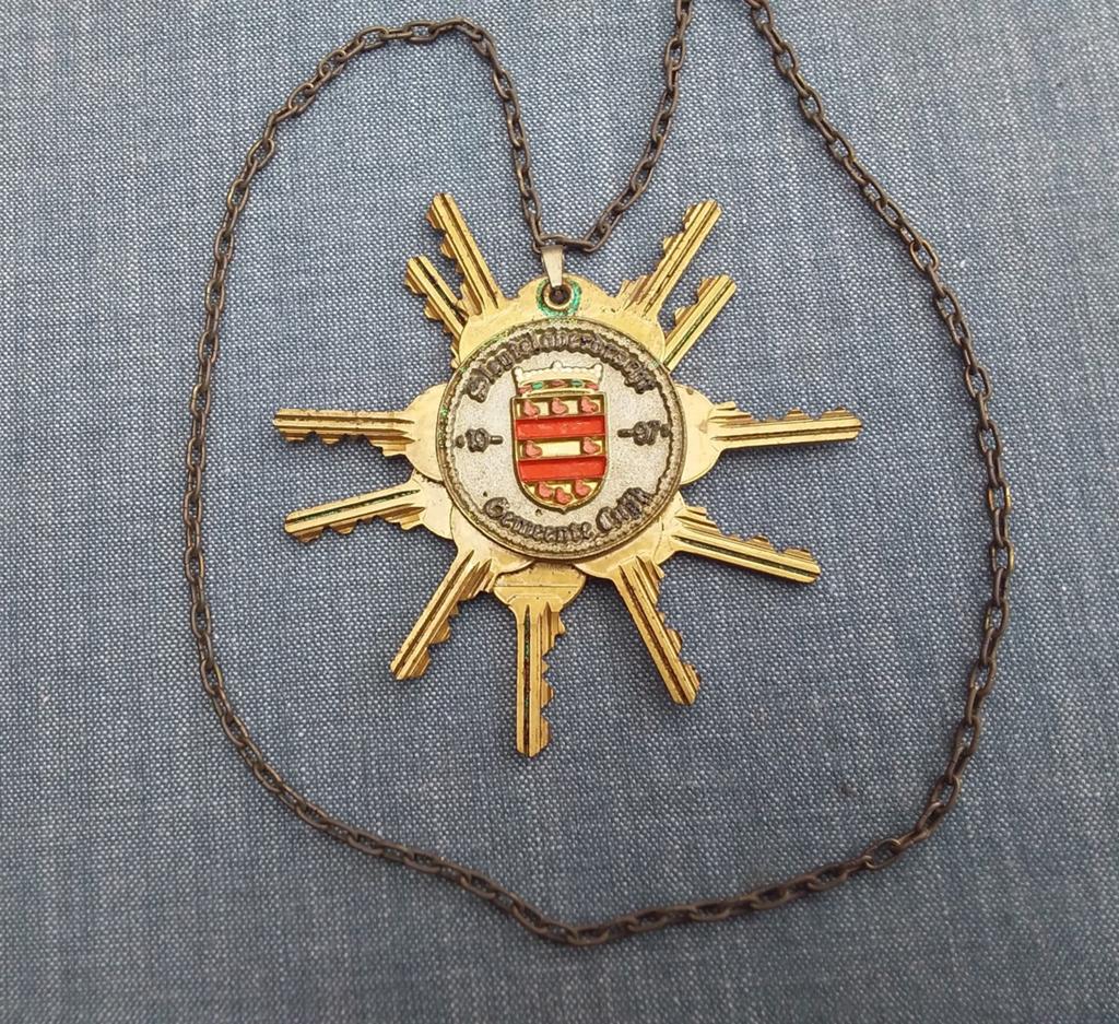 Sleutel overdracht Carnaval Gemeente Cuijk hanger 1997, Ophalen of Verzenden, Gebruikt, Versiering, Carnaval