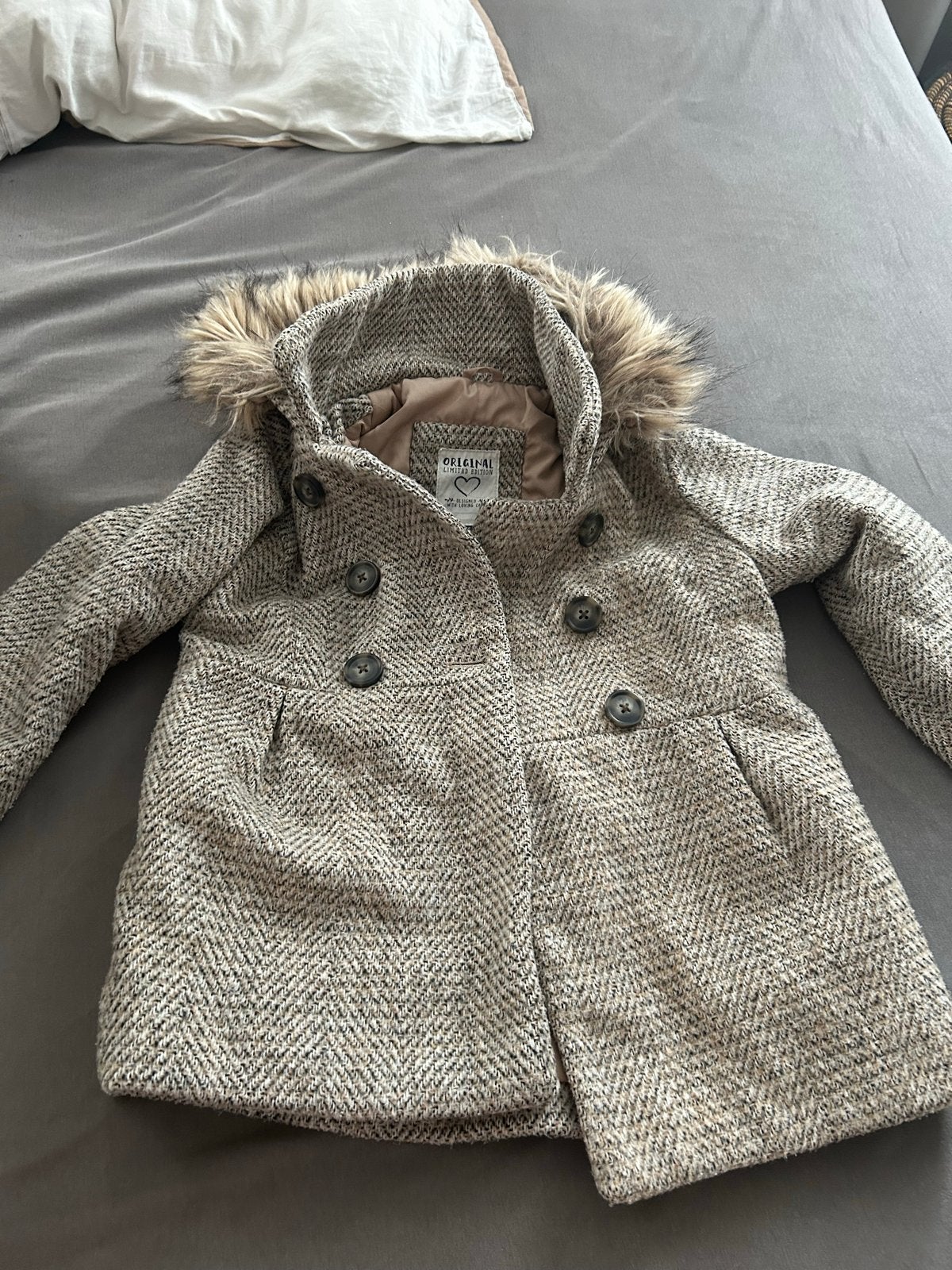 Meisjes winterjas met bontkraag - Maat 122, Kinderen en Baby's, Kinderkleding | Maat 122, Ophalen of Verzenden, Zo goed als nieuw