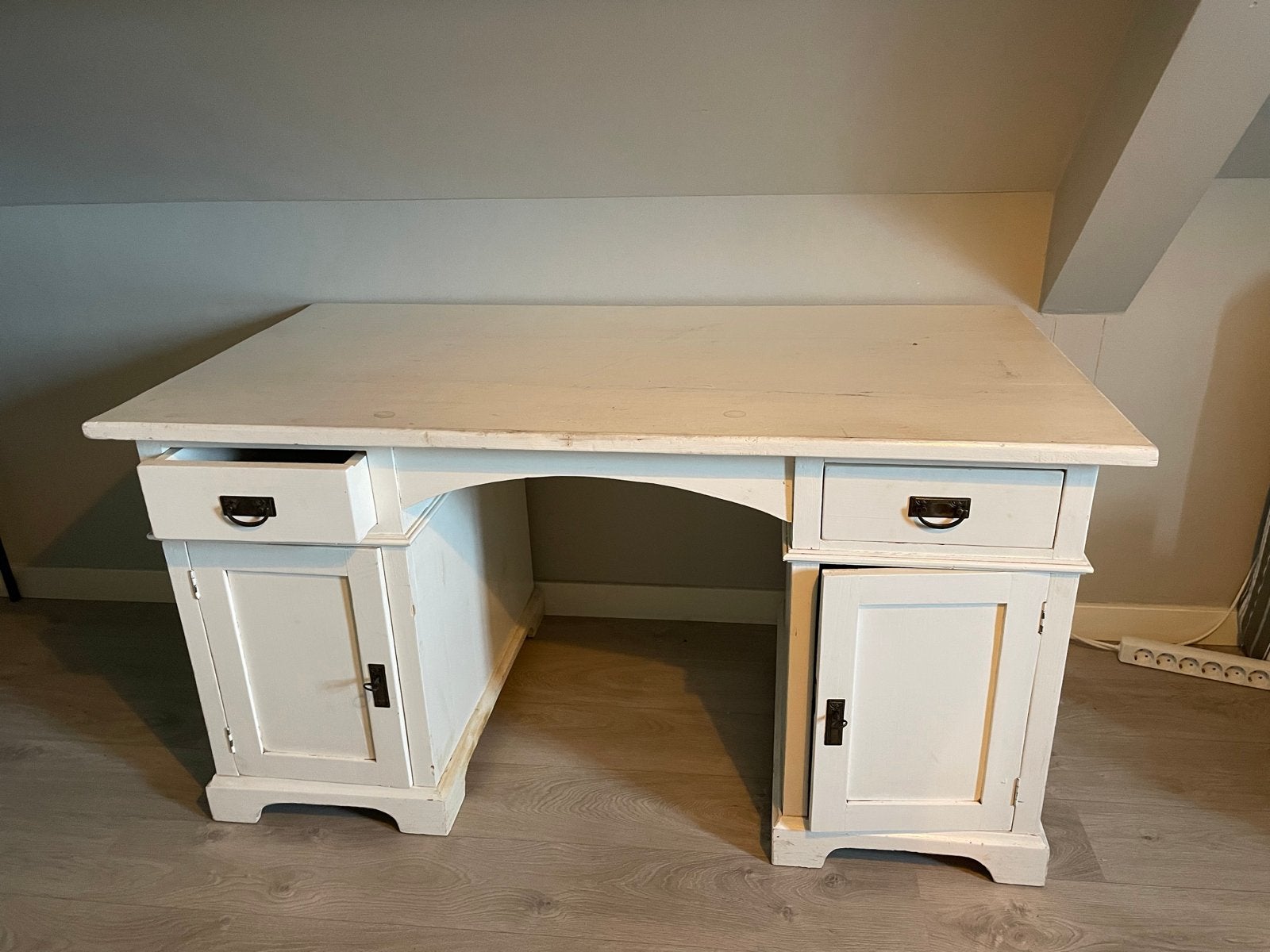 Wit massief houten bureau met lades en opbergruimte, Huis en Inrichting, Ophalen, Overige typen, Gebruikt, 150 cm