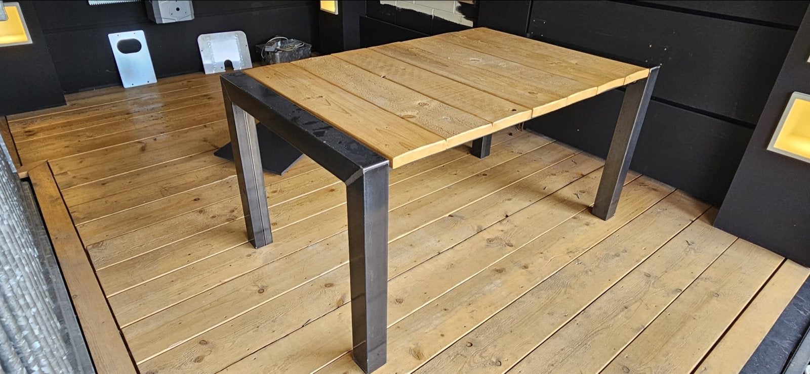 Robuuste tafel met stalen frame - 180x90 cm, 50 tot 100 cm, Modern, strak, 150 tot 200 cm, Vier personen