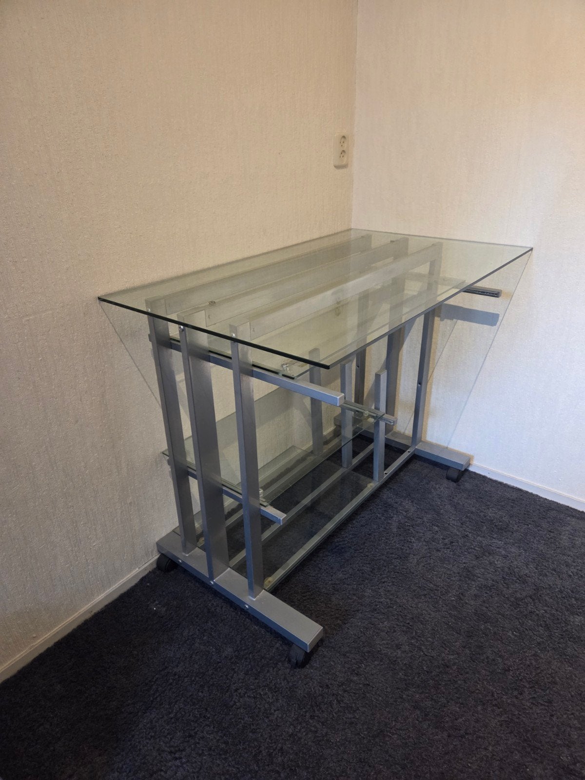 Glazen computertafel / bureau  met metalen frame en wieltjes, Ophalen, Gebruikt