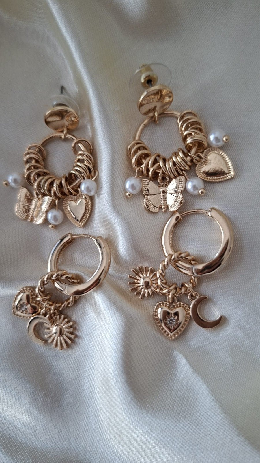 Gouden oorbellen met bedels en parels, Overige materialen, Ophalen of Verzenden, Zo goed als nieuw, Knopjes of Stekers