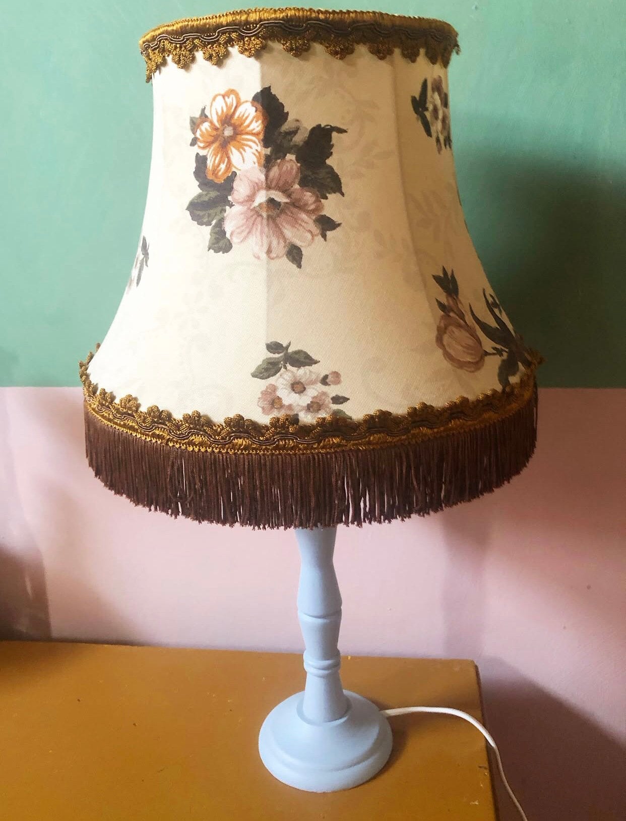 Vintage boutique tafellamp met franje op houten voet, Verzamelen, Retro, Ophalen of Verzenden, Huis en Inrichting