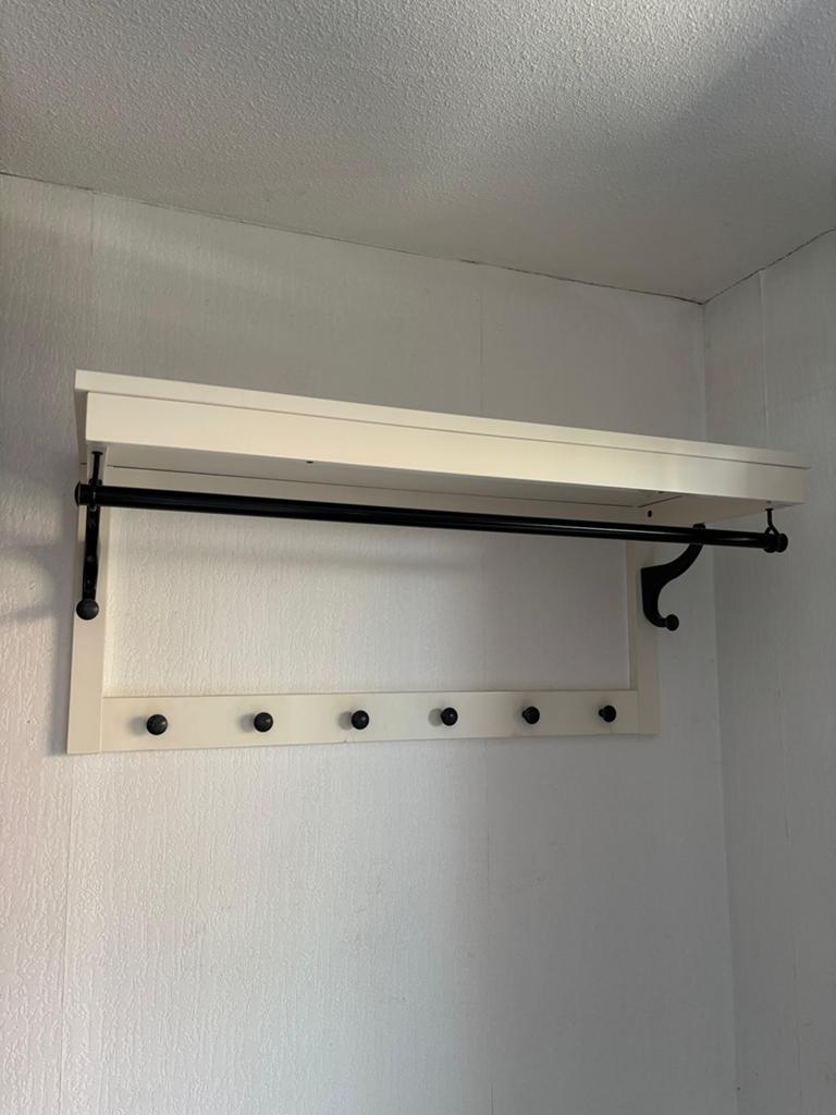 IKEA Hemnes wandkapstok van wit hout met zwarte details., Wandkapstok, Ophalen of Verzenden, Zo goed als nieuw, Minder dan 100 cm
