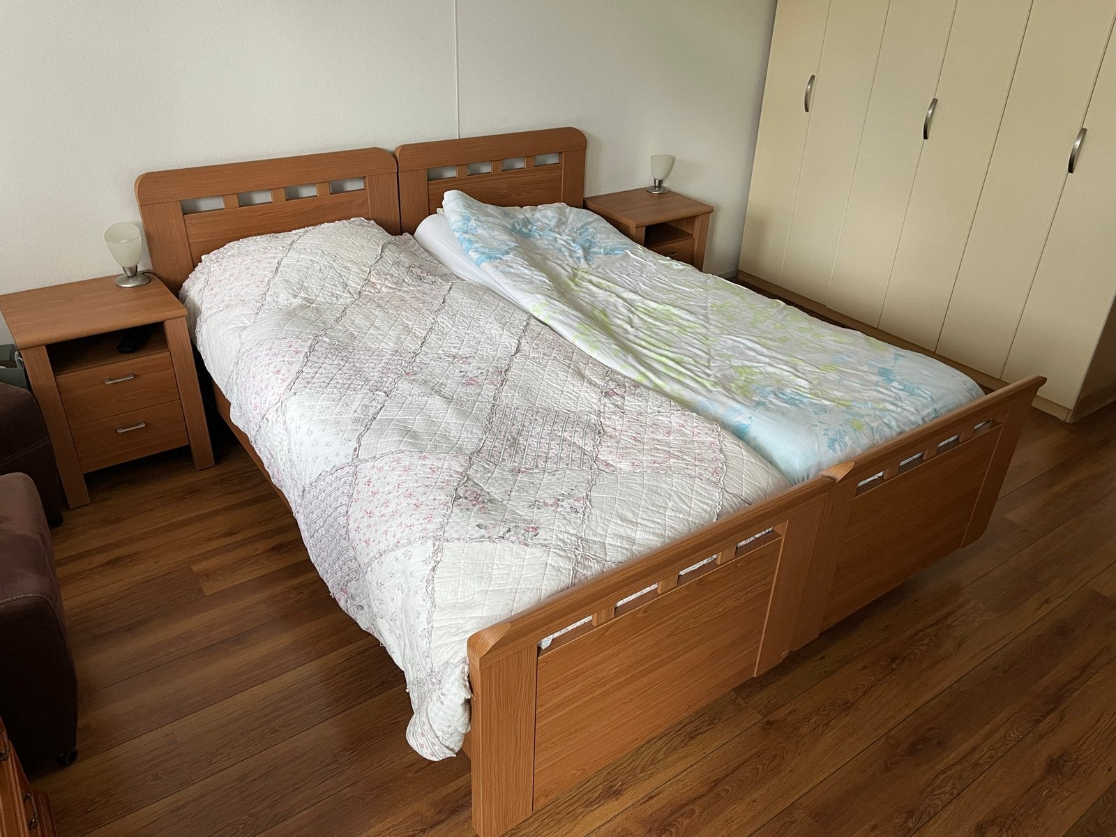 Tweepersoonsbed met elektrisch verstelbare lattenbodems, Ophalen, Bruin, 210 cm, Tweepersoons
