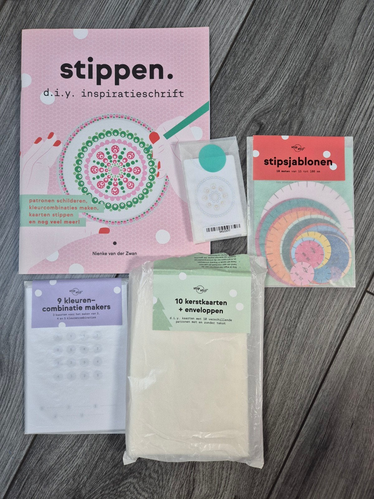 Stippen. DIY Inspiratieschrift met sjablonen en kerstkaarten, Nieuw, Meerkleurig, Ophalen of Verzenden, Papier of Karton
