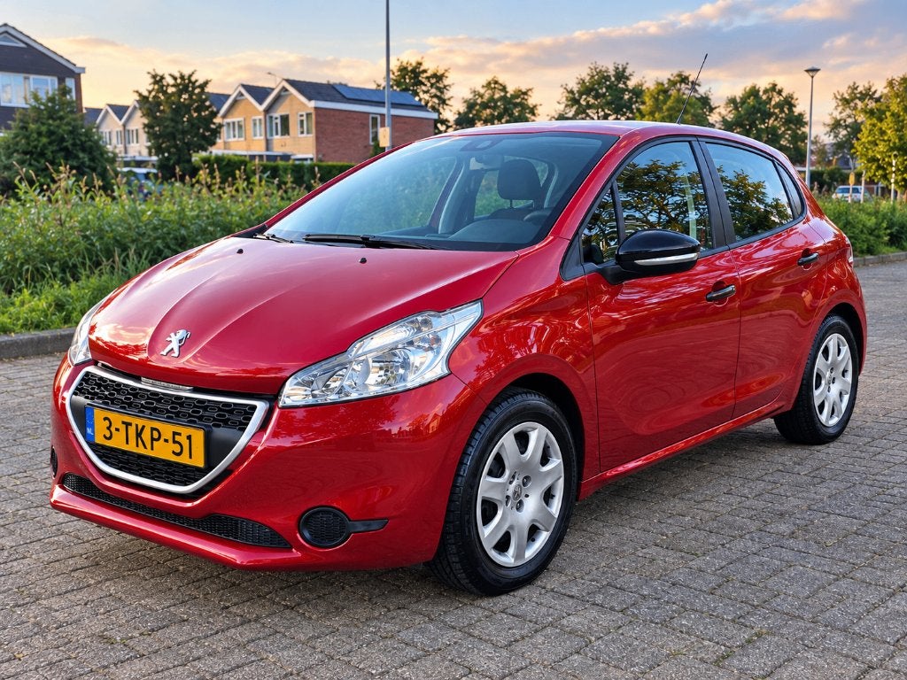 Peugeot 208 , 2014 , 77950 km (nap) GEREVISEERDE MOTOR !!), Auto's, Voorwielaandrijving, 68 pk, Origineel Nederlands, 24 km/l