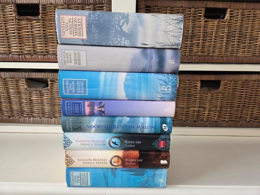 Marion Bradley - Avalon, Boeken, Ophalen of Verzenden, Gelezen