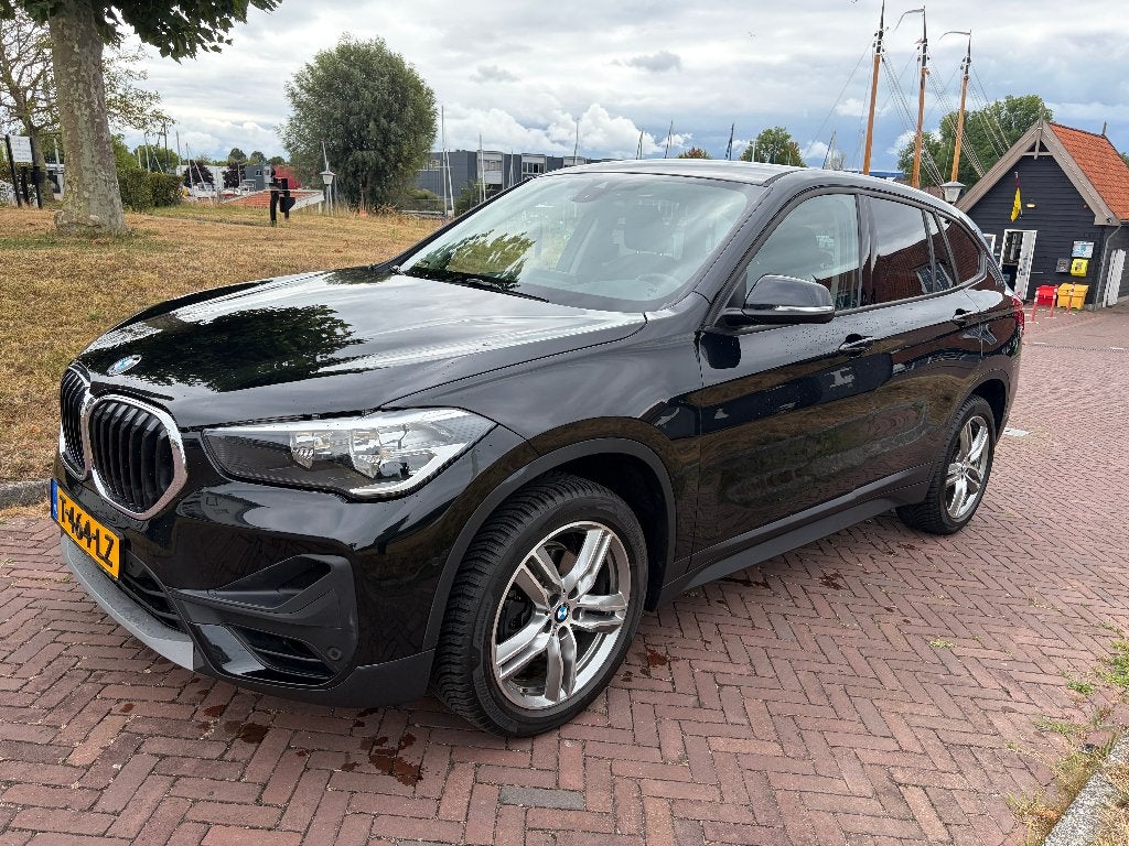 BMW X1 Sdrive18i 140pk High Executive Aut 2020 Zwart, Zwart, 3 cilinders, 1405 kg, Geïmporteerd