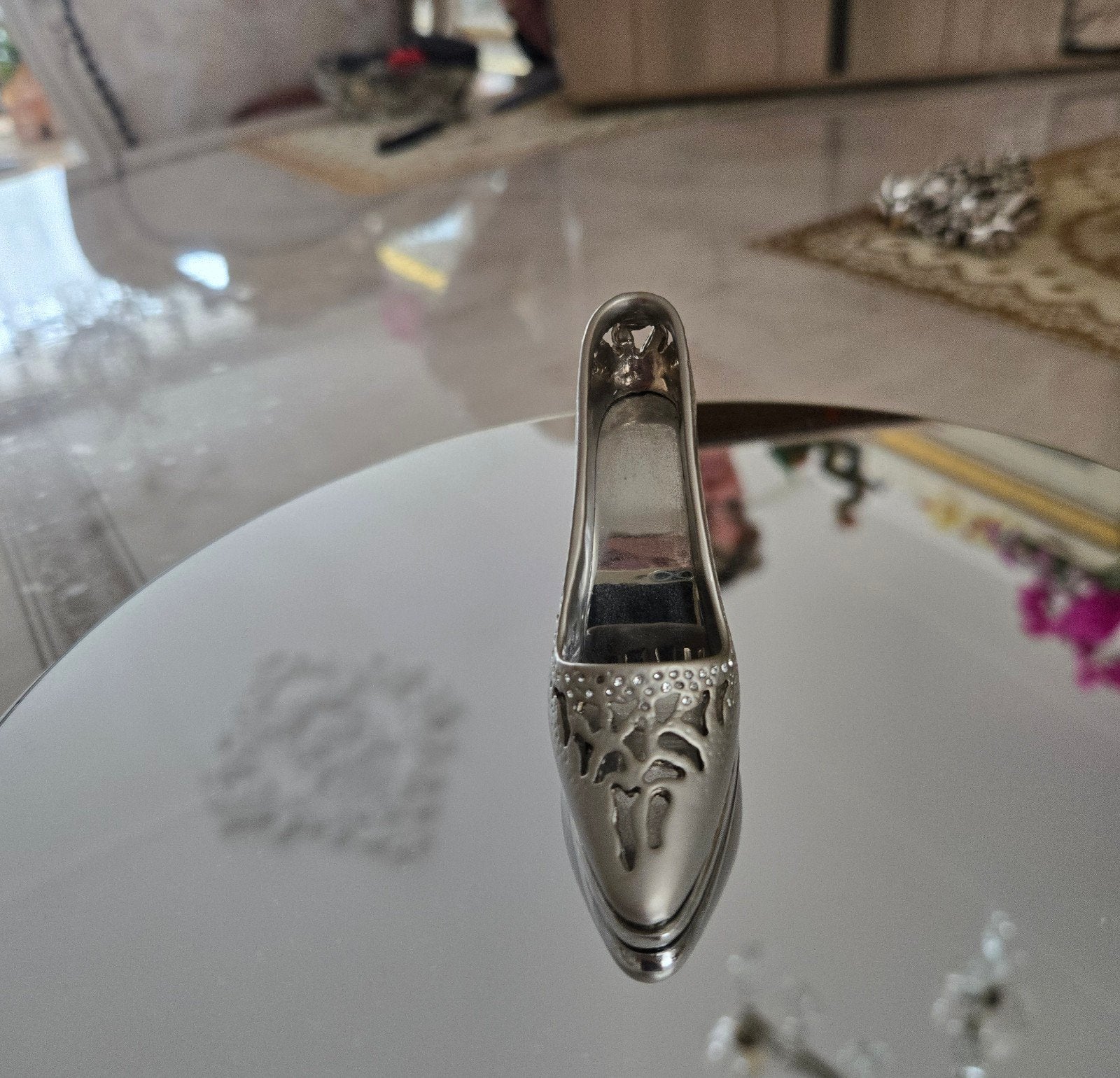 Foto 2 van Zilverkleurige decoratieve schoen met strass steentjes