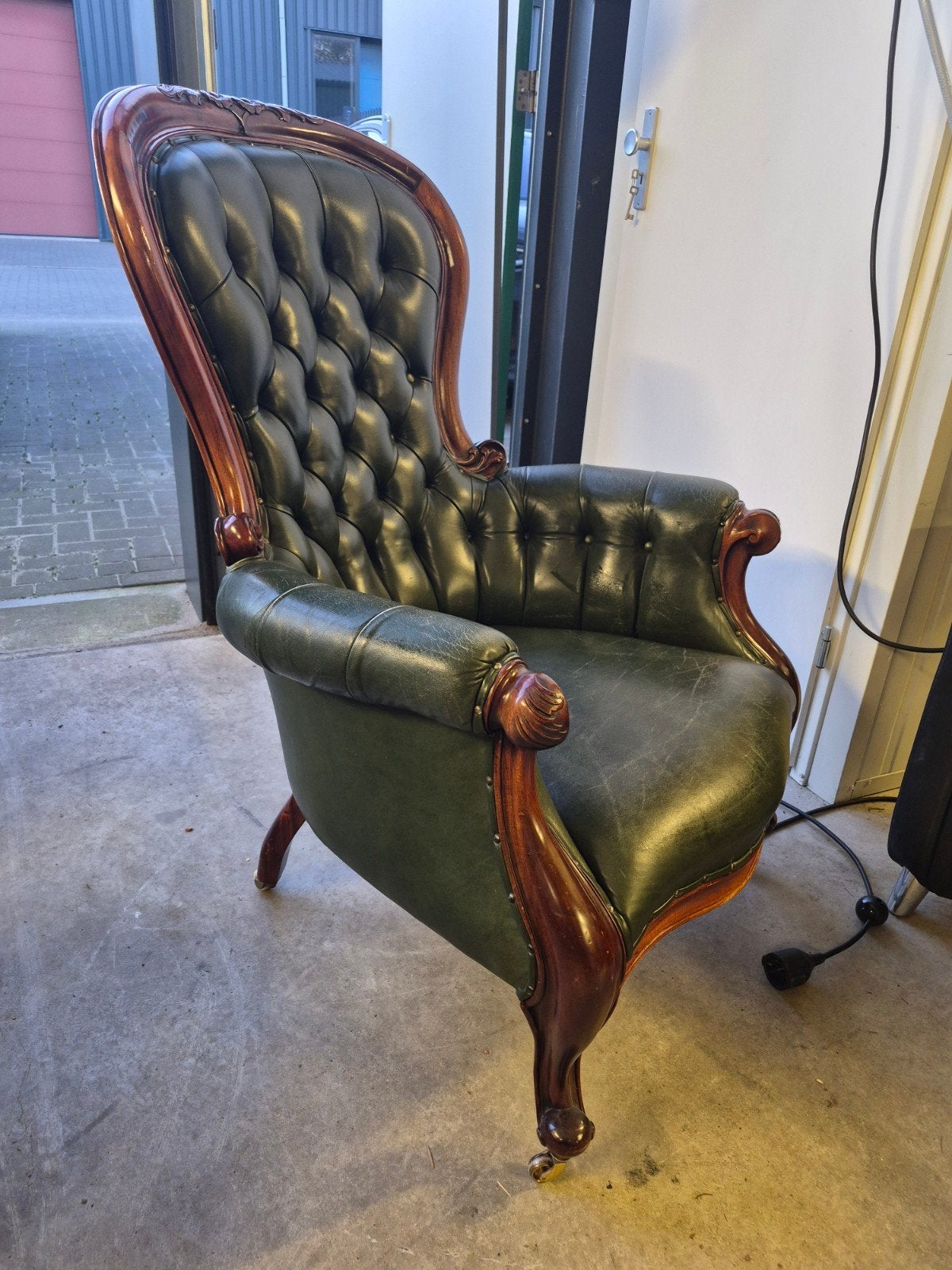 Antieke Chesterfield fauteuil, groen leer, mahoniehout, Ophalen