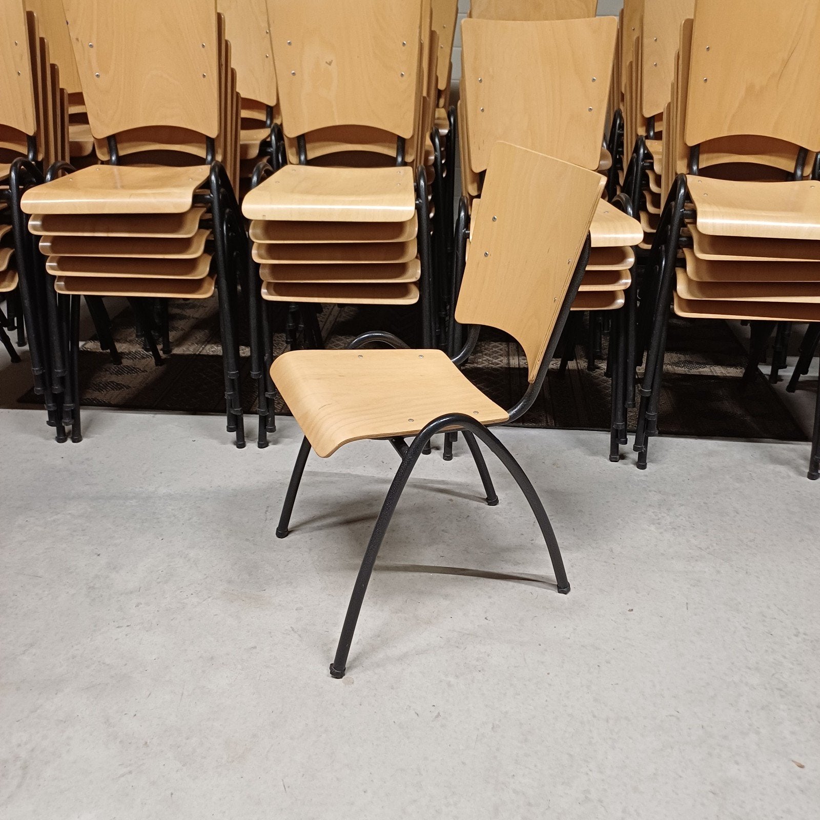 76 x schoolstoelen stapelstoelen kantine partij stoelen, Ophalen, Gebruikt, Bruin, Vijf, Zes of meer stoelen