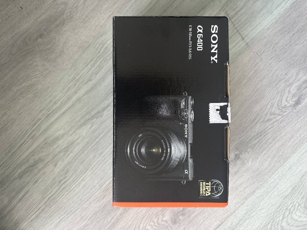 Foto 2 van Sony A6400 Body + Sony E 18-135mm F3.5-5.6 OSS Lens