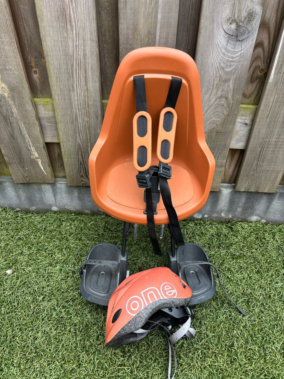 Bobike fietshelm en fietsstoeltje roestbruin, Ophalen of Verzenden, Gebruikt, Voetsteuntjes, Voorzitje