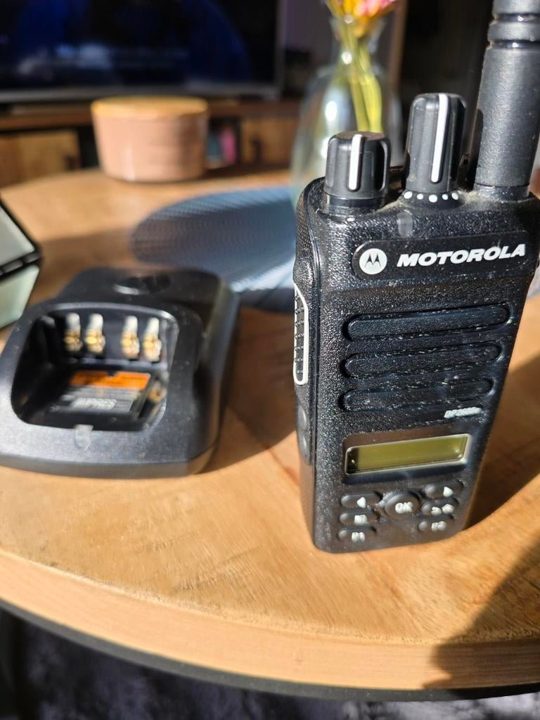 Motorola DP2600e portofoon met lader, Telecommunicatie, Ophalen