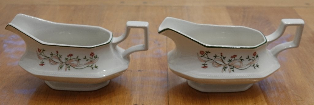 2x saus/juskom Johnson Brothers Eternal Beau vintage servies, Huis en Inrichting, Keuken | Servies, Ophalen of Verzenden, Zo goed als nieuw
