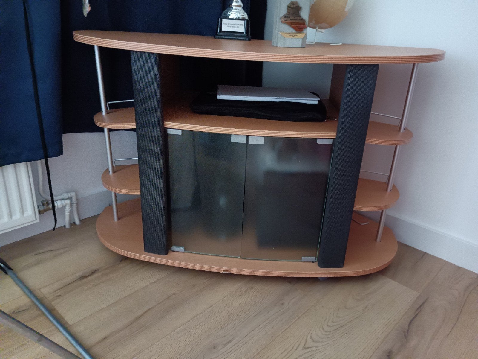 Hoek-bijzettafel met glazen deurtjes GRATIS, Gebruikt, 55 tot 75 cm, Overige vormen, Hout