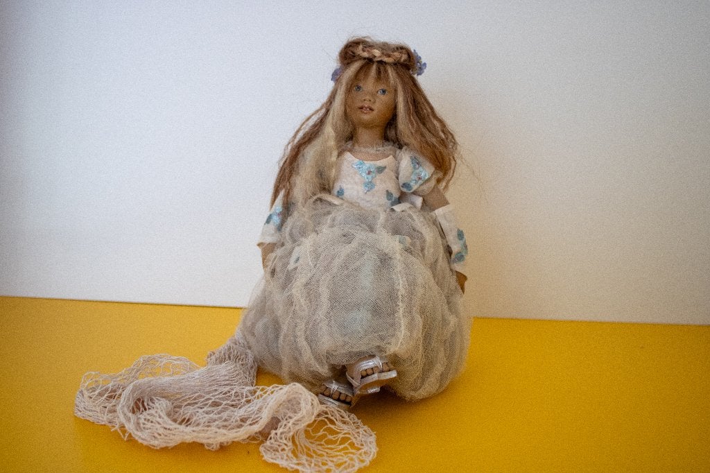 Annette Himstedt, kleine Mera zittend, Verzamelen, Poppen, Ophalen of Verzenden, Zo goed als nieuw, Pop, Levensecht of Reborn