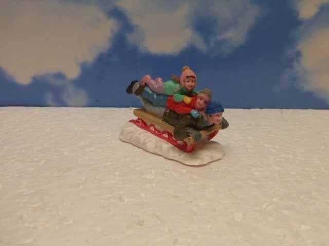lemax sledding with dad kerstdorp poppetjes figurines sneeuw, Ophalen of Verzenden, Zo goed als nieuw